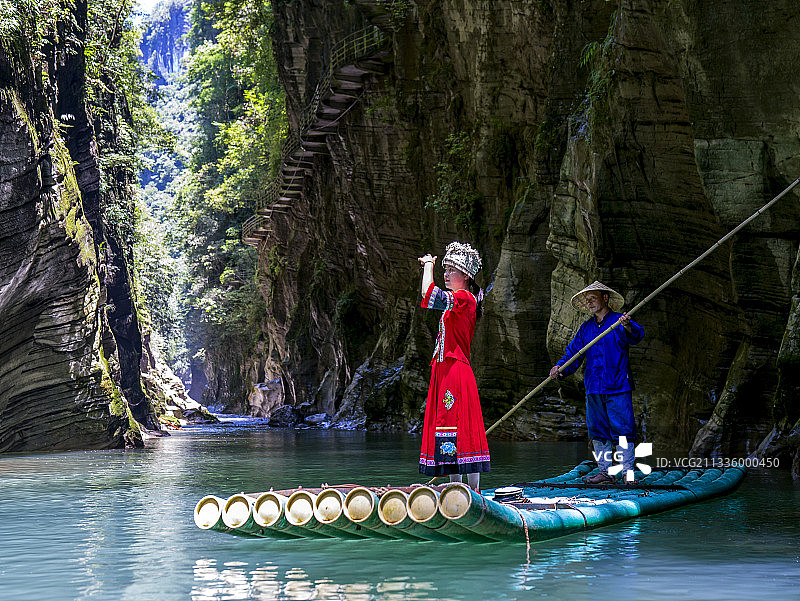 湖北：建始夏日地心谷竹筏船工与美女，绿水青山仙女飘飘图片素材