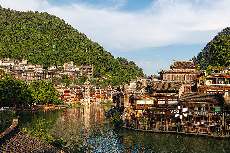 湘西凤凰古城经典视角，夺翠楼吊脚楼老建筑群，沱江在此转角图片素材
