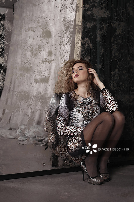 年轻女子靠墙而坐，乌克兰图片素材