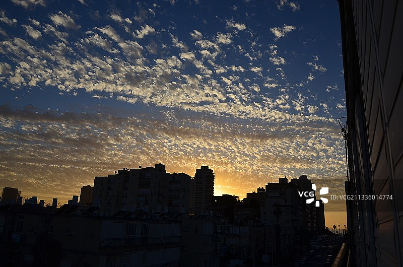 日落时分以色列的建筑剪影图片素材