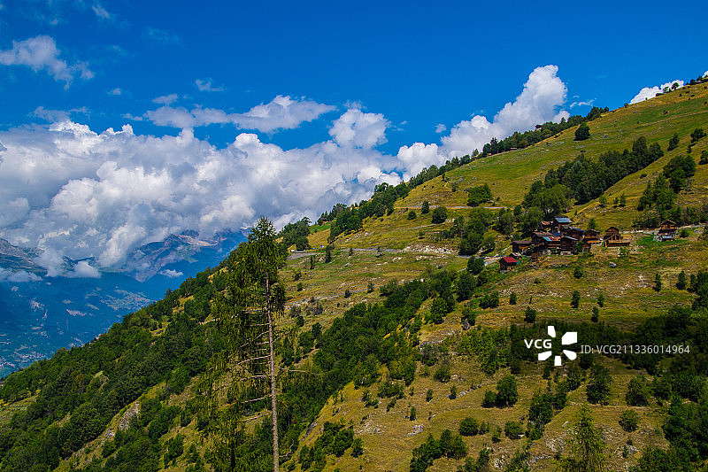 蓝天映衬的山景图片素材