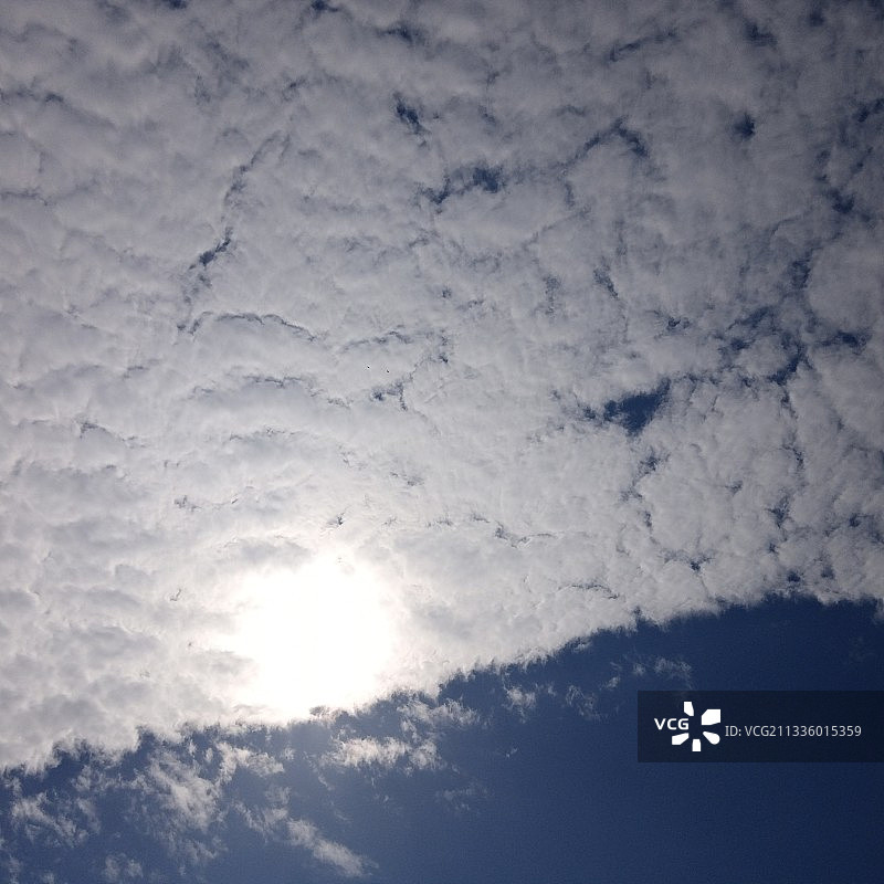 低角度的观点，云在天空图片素材