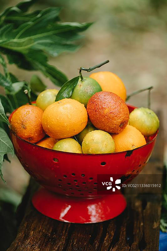 桌上容器里的橙子特写图片素材