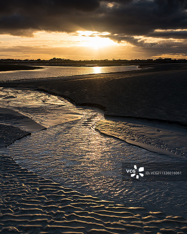 日落时分爱尔兰波特马诺克海滩的迷人景色图片素材