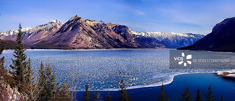 加拿大明尼万卡湖冰雪覆盖的山脉风光图片素材