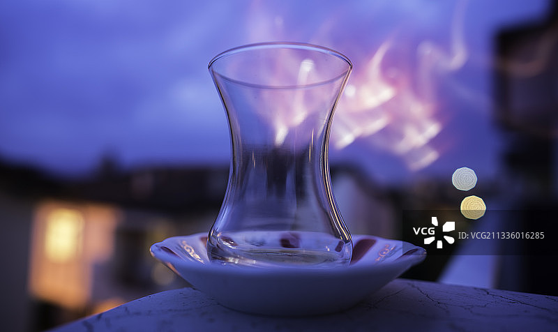 桌上玻璃杯饮品特写图片素材