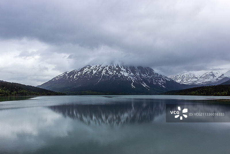 阿拉斯加半岛雪山湖泊的风景，美国阿拉斯加图片素材