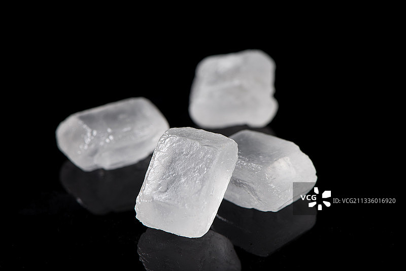 冰糖糖块黑色背景图片素材
