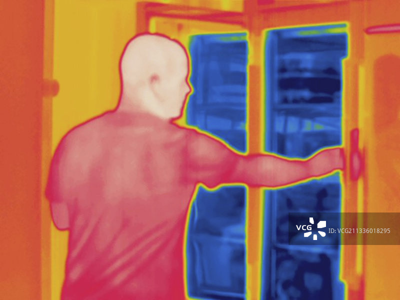 伸手进冰箱的热成像图图片素材