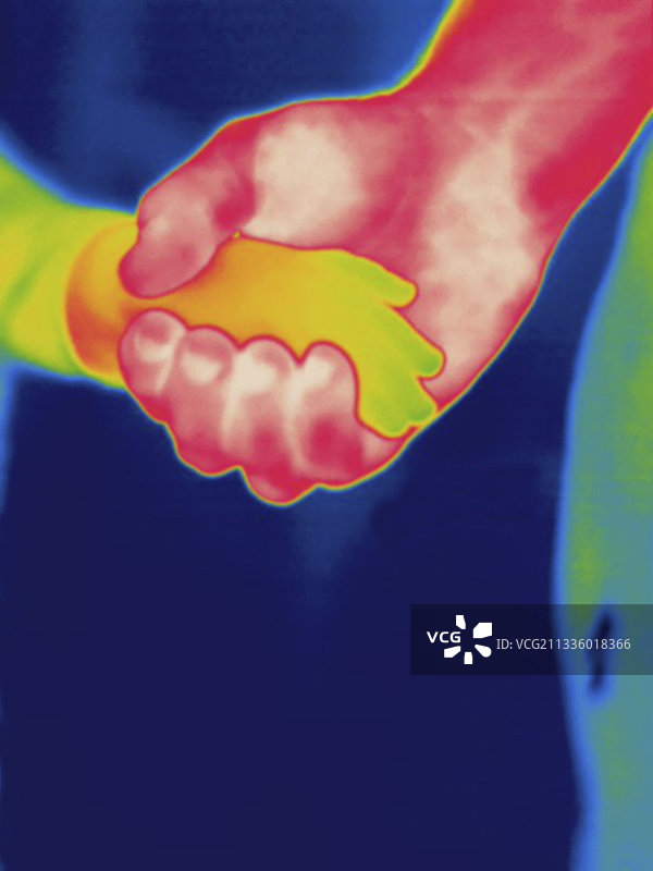 热像图：儿童与成人牵手图片素材