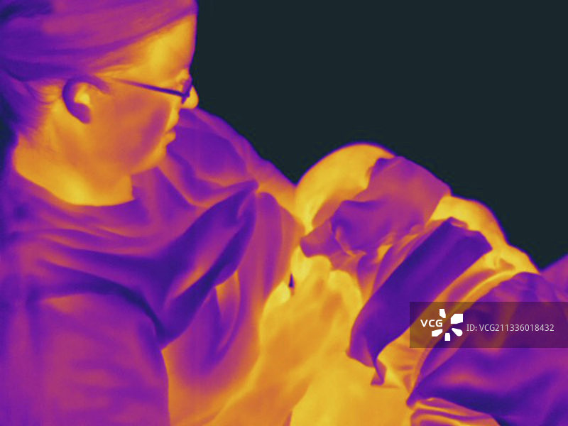 母亲哺乳婴儿的热成像图图片素材