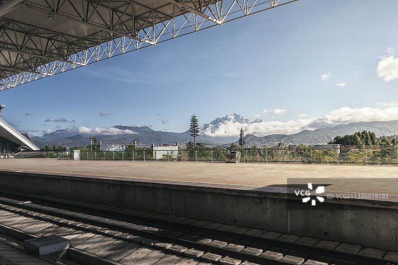 丽江火车站遥望玉龙雪山图片素材