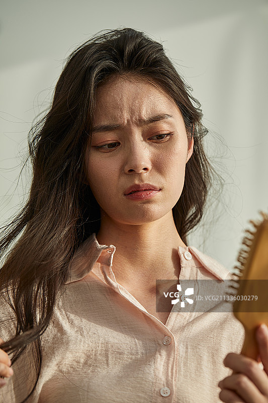 脱发头皮屑，头皮头发护理与发刷图片素材