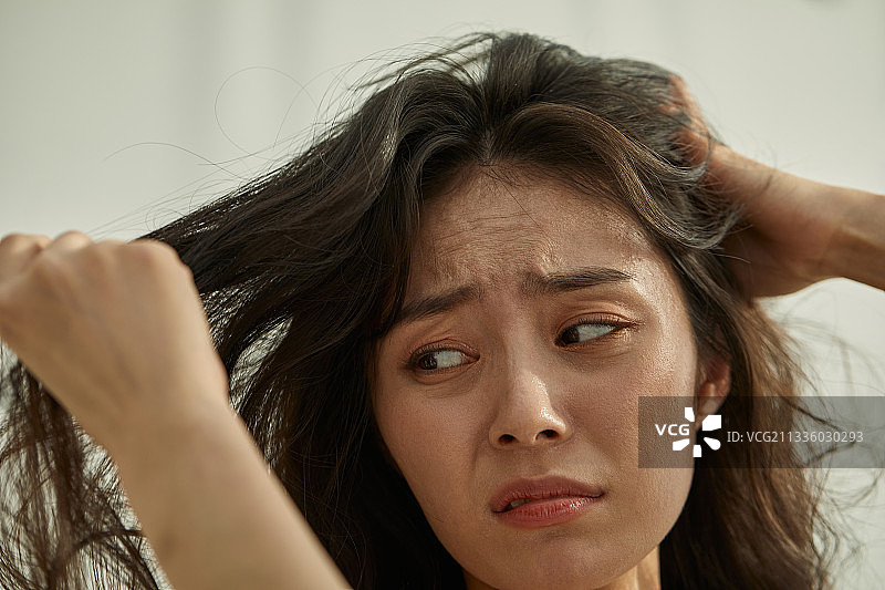 美容：脱发、头皮屑、焦虑、头皮护理、头发护理、压力图片素材