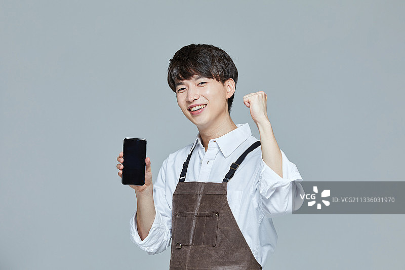 20多岁的青年，初创公司，咖啡师，商人使用智能手机图片素材