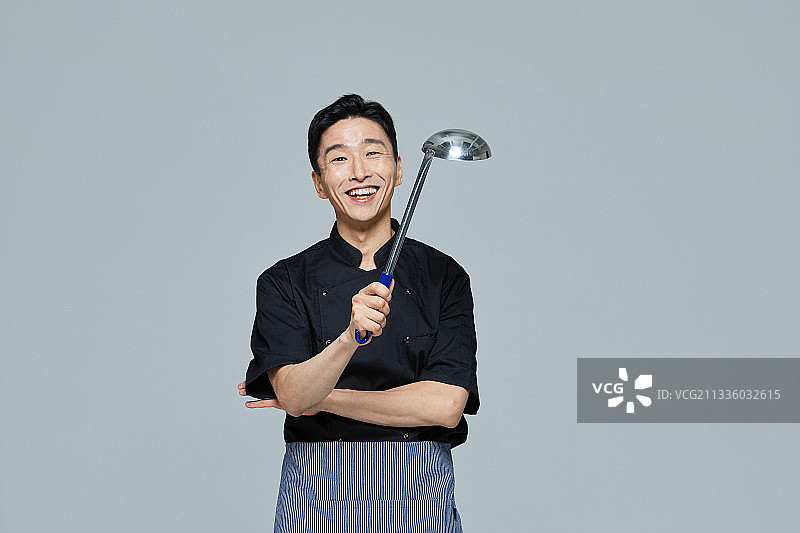 40多岁的男性厨师商人，面带微笑图片素材