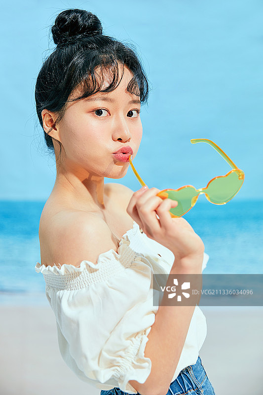 夏季海滩，表情开朗的女人，炫酷商业活动，浅色太阳镜图片素材