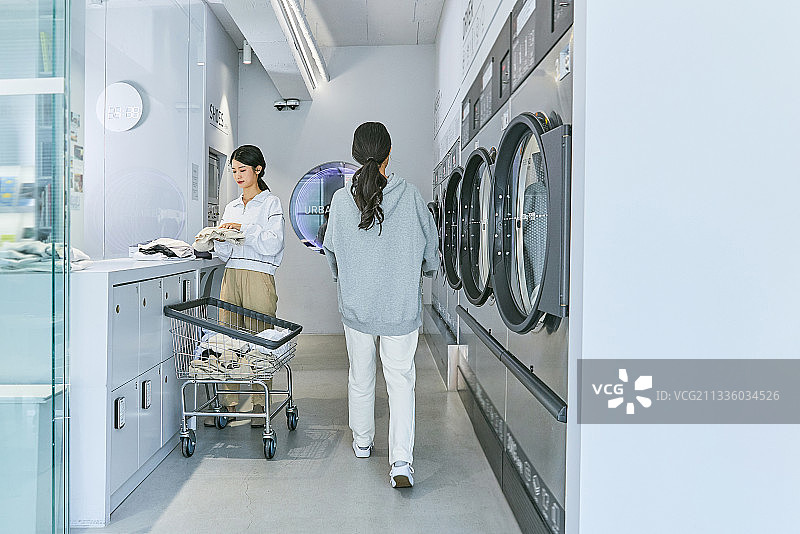 无人值守的洗衣房、洗衣机、洗衣篮、烘干机图片素材