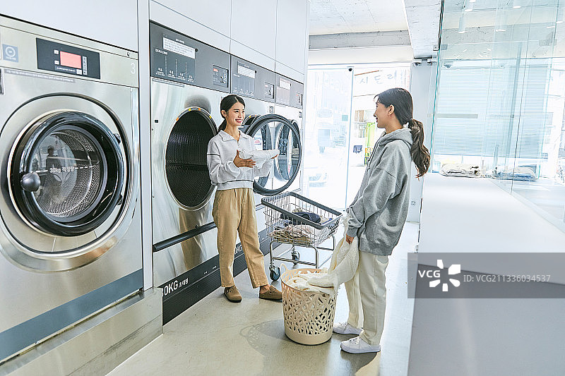 无人值守洗衣店、洗衣机、洗衣篮、烘干机图片素材