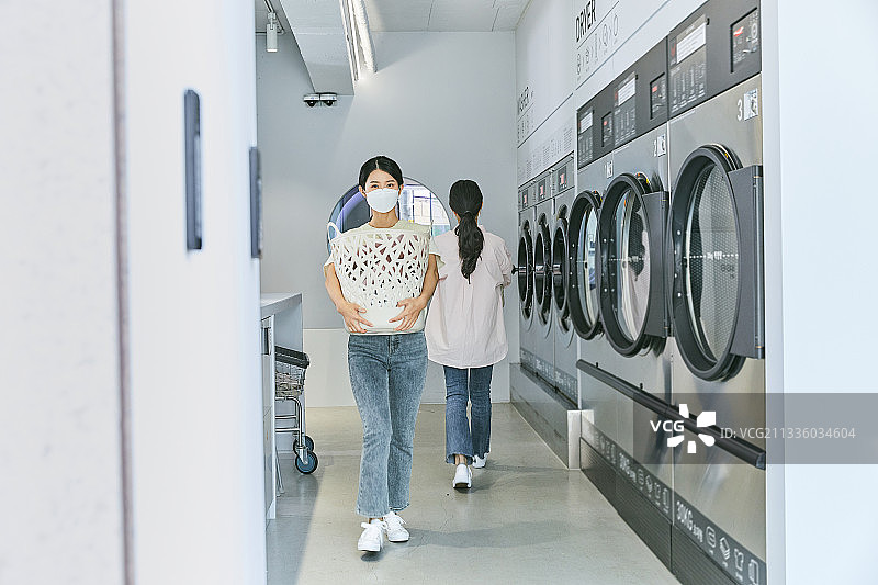 无人洗衣房，洗衣机，洗衣篮，烘干机图片素材