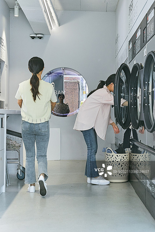 无人值守洗衣店、洗衣机、洗衣篮、烘干机图片素材