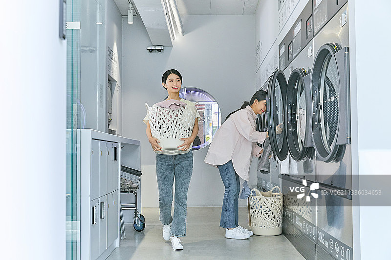 无人值守洗衣店、洗衣机、洗衣篮、烘干机图片素材