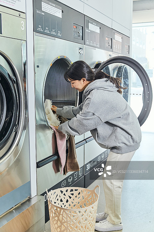 无人值守的洗衣房、洗衣机、洗衣篮、烘干机图片素材