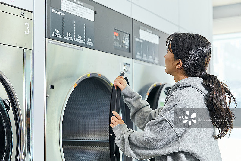 无人值守的洗衣房、洗衣机、洗衣篮、烘干机图片素材