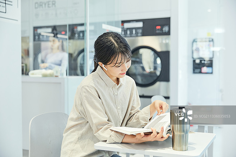 无人自助洗衣店，洗衣机，洗衣篮，烘干机，休息区图片素材