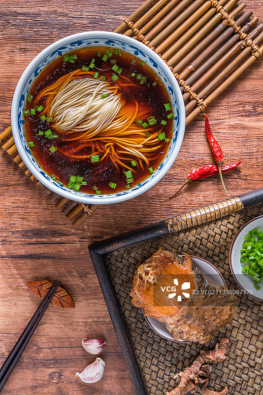 一碗江苏苏州美食爆鱼奥灶面图片素材