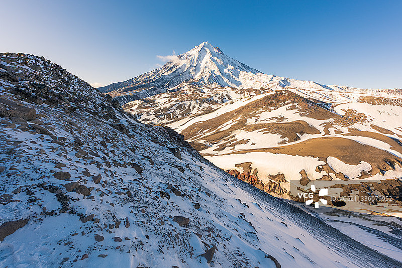 俄罗斯热门旅游目的地：堪察加半岛。 壮观的科里亚克火山。图片素材