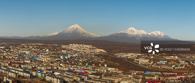 独特的城市风景，俄罗斯堪察加彼得罗巴甫洛夫斯克的全景图片。图片素材