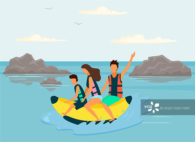 家庭乘坐香蕉船在海洋上图片素材