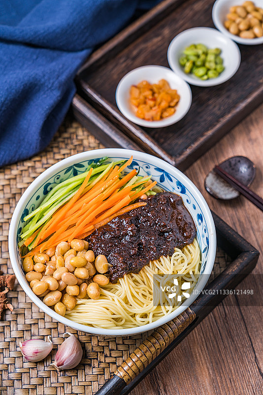 放在木桌上的北京美食老北京炸酱面图片素材