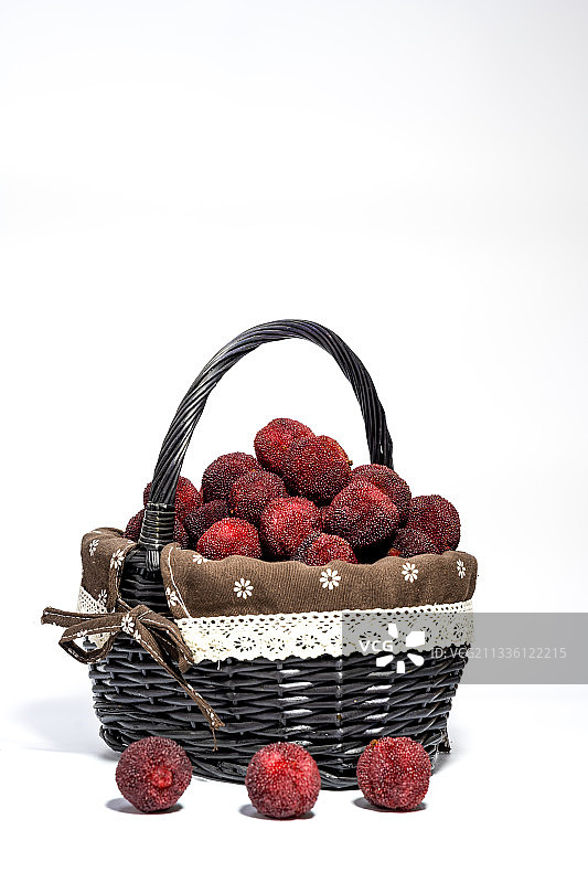 白色背景下的一篮杨梅图片素材