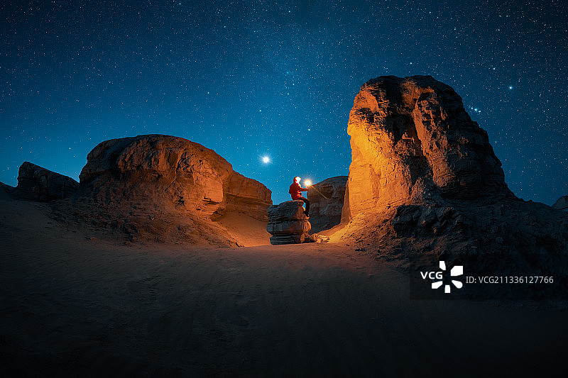 星空下的水上雅丹图片素材