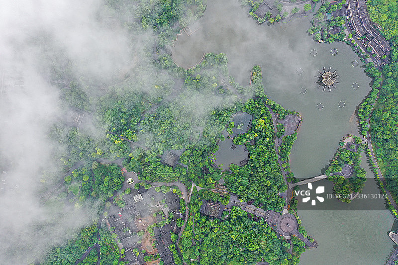 云雾秀湖图片素材