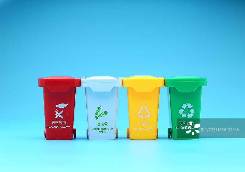 垃圾分类垃圾桶放在蓝色背景前图片素材