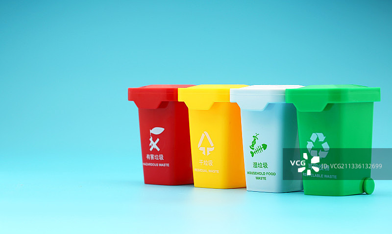 垃圾分类垃圾桶放在蓝色背景前图片素材