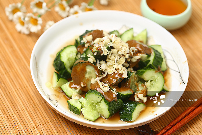 一盘凉拌黄瓜放在竹帘上图片素材