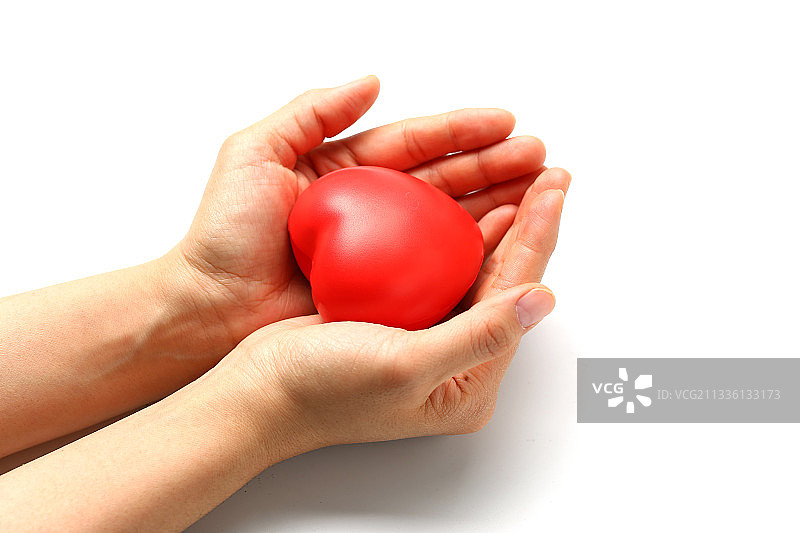 手捧着红心在白色背景前图片素材