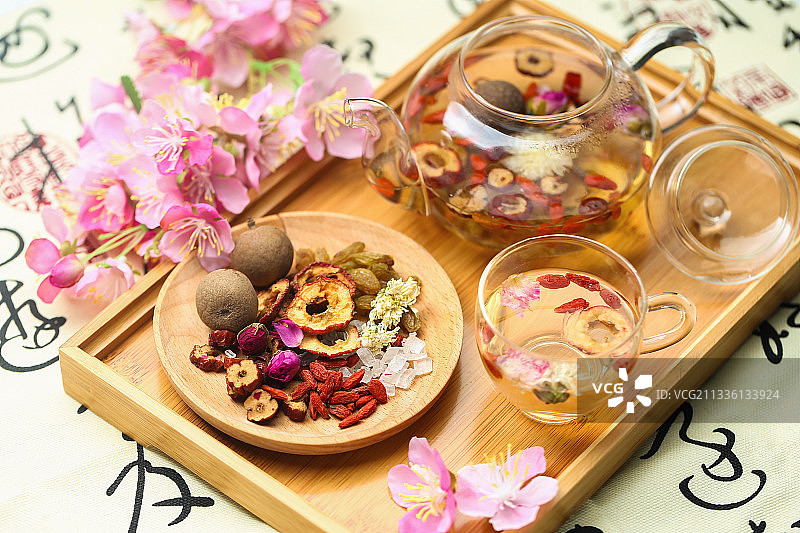 八宝茶三炮台放在中国书法背景上图片素材