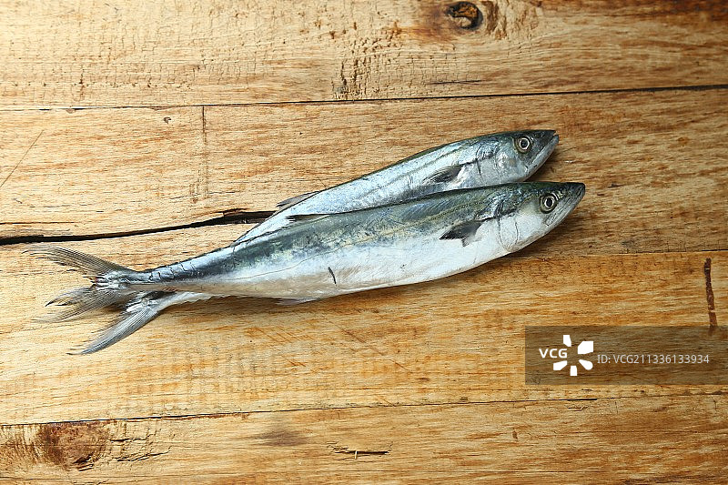 鲅鱼放在案板上图片素材