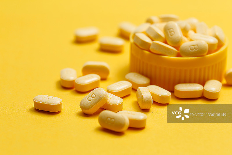 维生素b放在黄色背景上图片素材