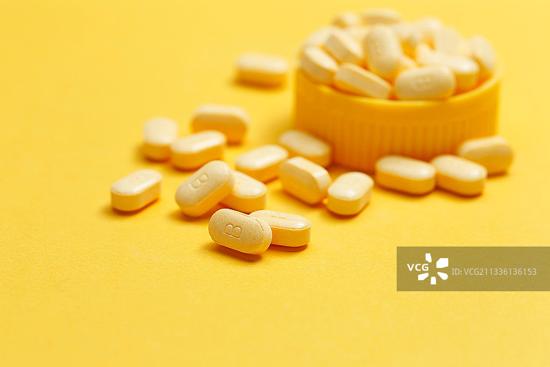 维生素b放在黄色背景上图片素材
