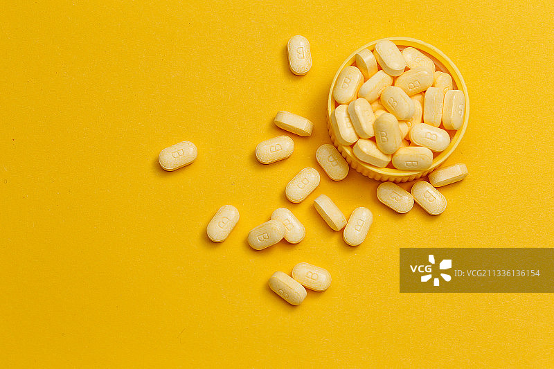 维生素b放在黄色背景上图片素材