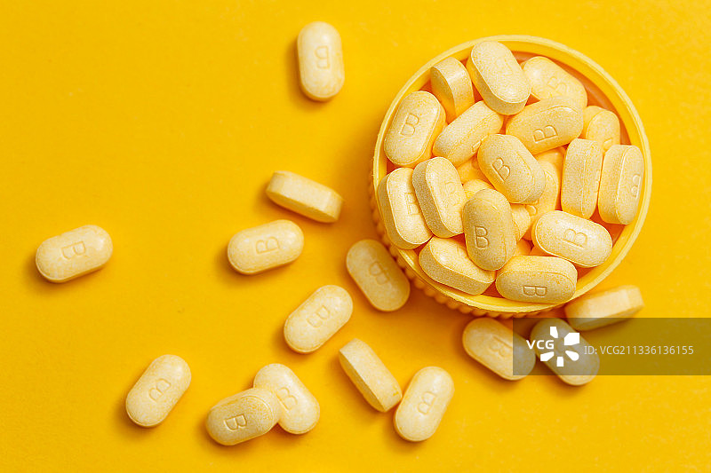 维生素b放在黄色背景上图片素材