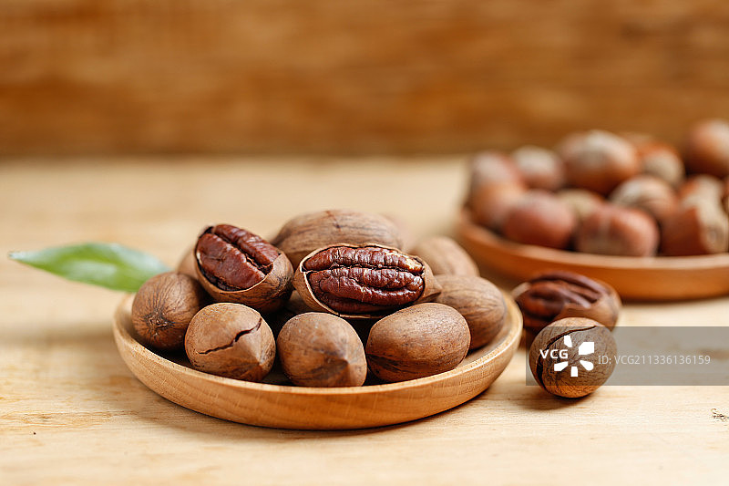 碧根果和榛子放在粗麻布上图片素材