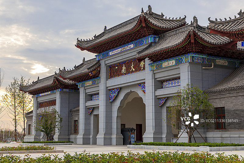 河南郑州：河南大学郑州新校区大门图片素材