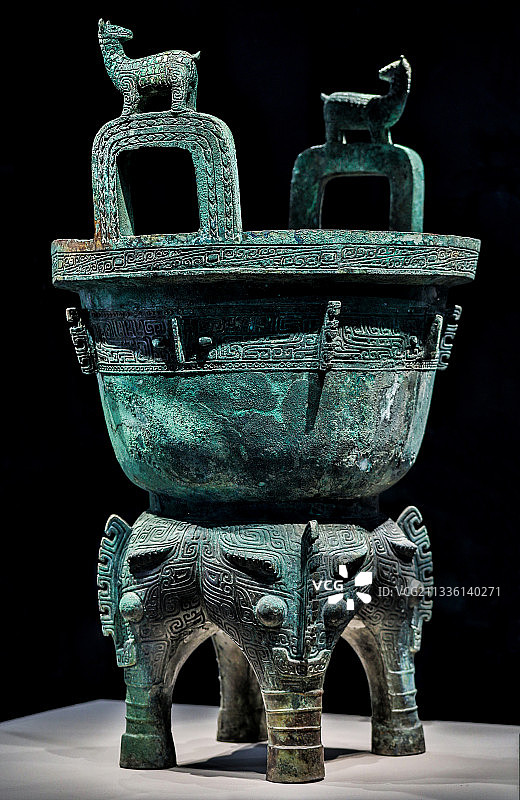 兽面纹鹿耳四足青铜甗图片素材